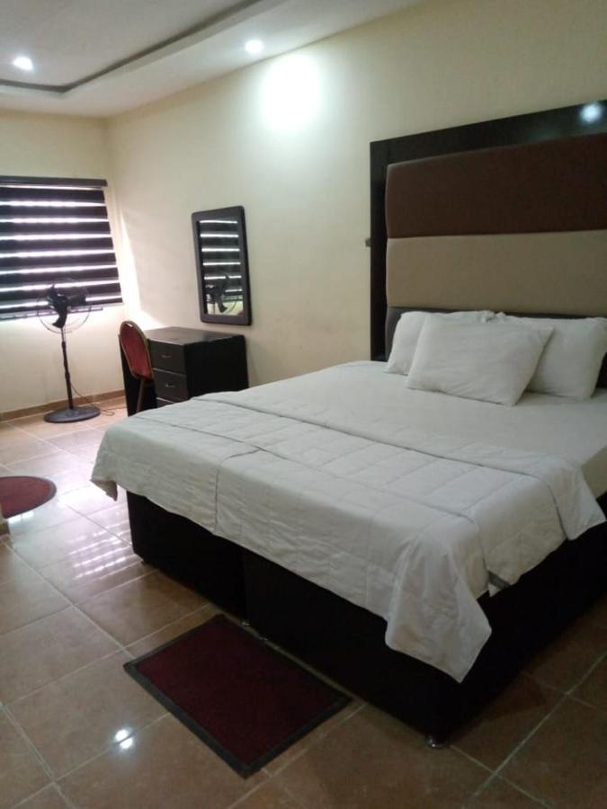 Senators Suites And Towers Hotel Omole Room photo