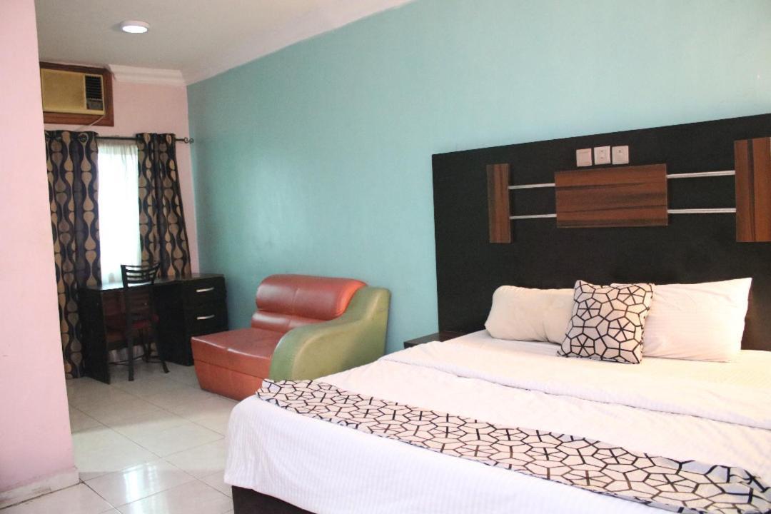 Senators Suites And Towers Hotel Omole Room photo