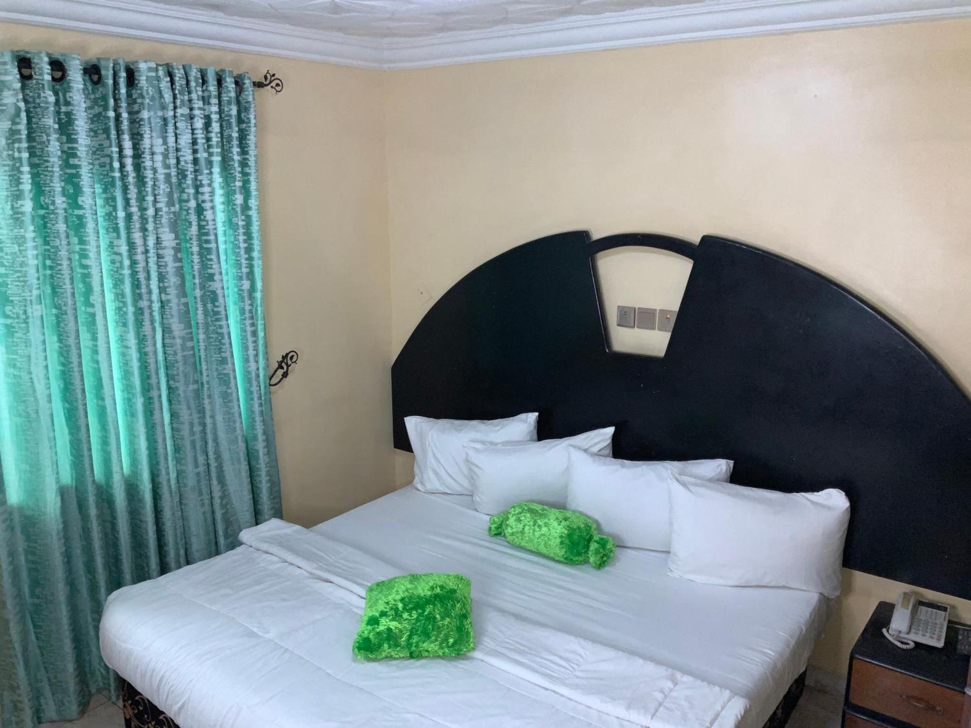 Senators Suites And Towers Hotel Omole Exterior photo